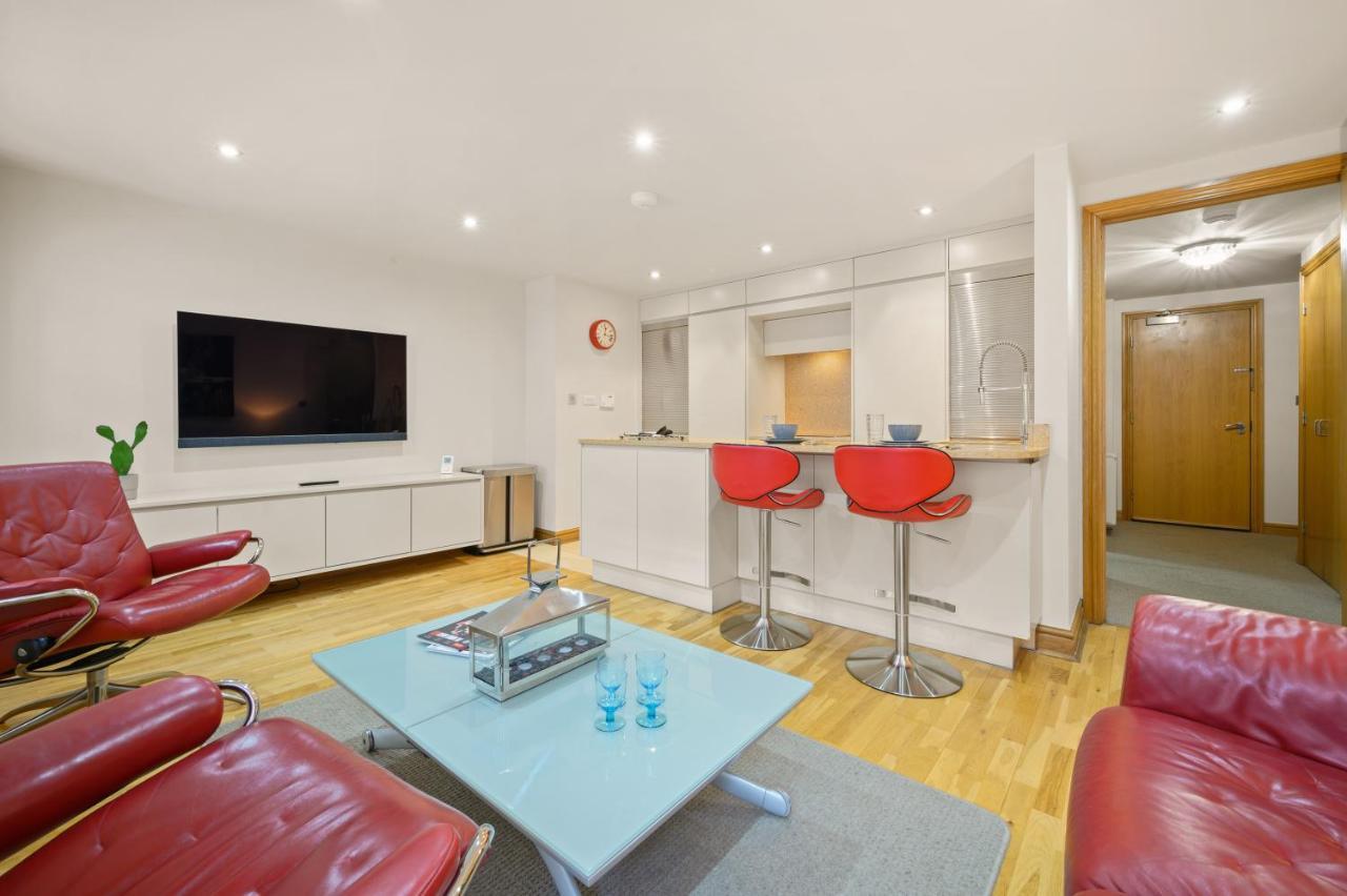 Lovely 2 Double Bedroom Flat With Patio Manchester Exterior foto
